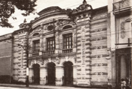 Figura N°5: l893- Sede Biblioteca Nacional, Caracas, acera
norte de la Plaza Bolívar, entre el Hotel Venezuela y la Oficina
de Correos, Edificio construido para el Museo Bolivariano
(Museo de Historia Natural) Separación definitiva de ambas
bibliotecas